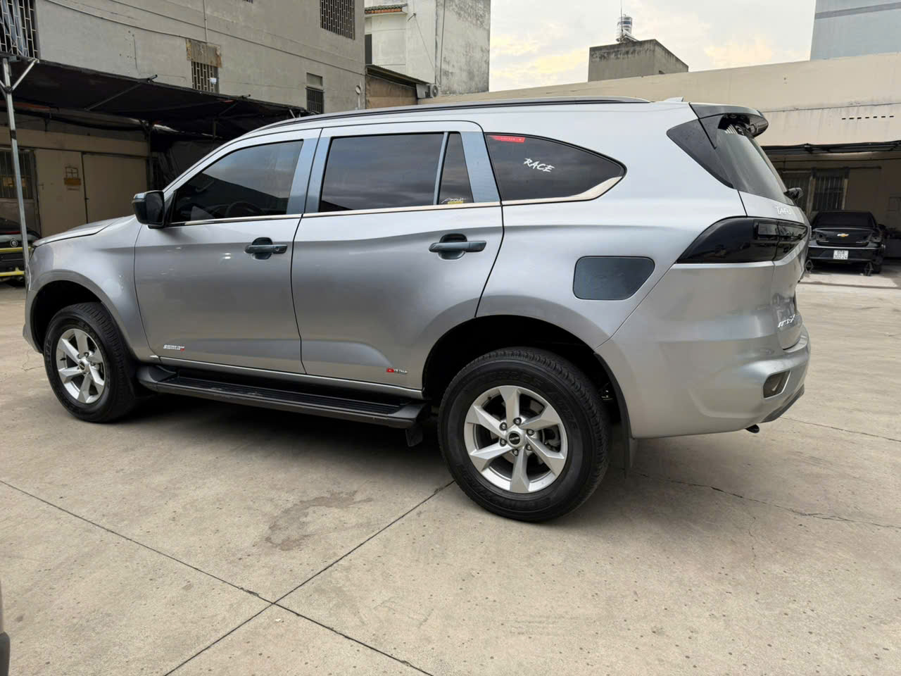 Isuzu MU-X 2022 - Ảnh 2